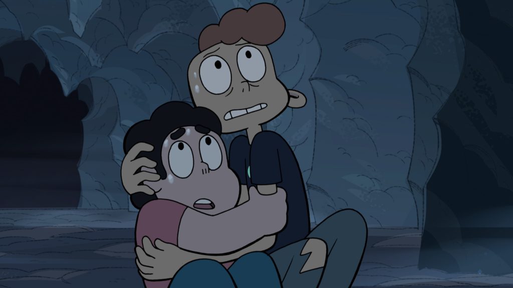 (Zeichentrick). Steven und Lars sind an einem dunklen, steinigen Ort. Sie sehen verschreckt und ängstlich aus, umarmen sich. Schweiß tropft von ihrer Stirn.