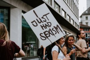 Feministische Demonstranten, eine Frau mit einem Schild "I just had sexism"